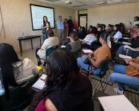 Mujeres becadas para la preparatoria abierta en Parras de la Fuente.