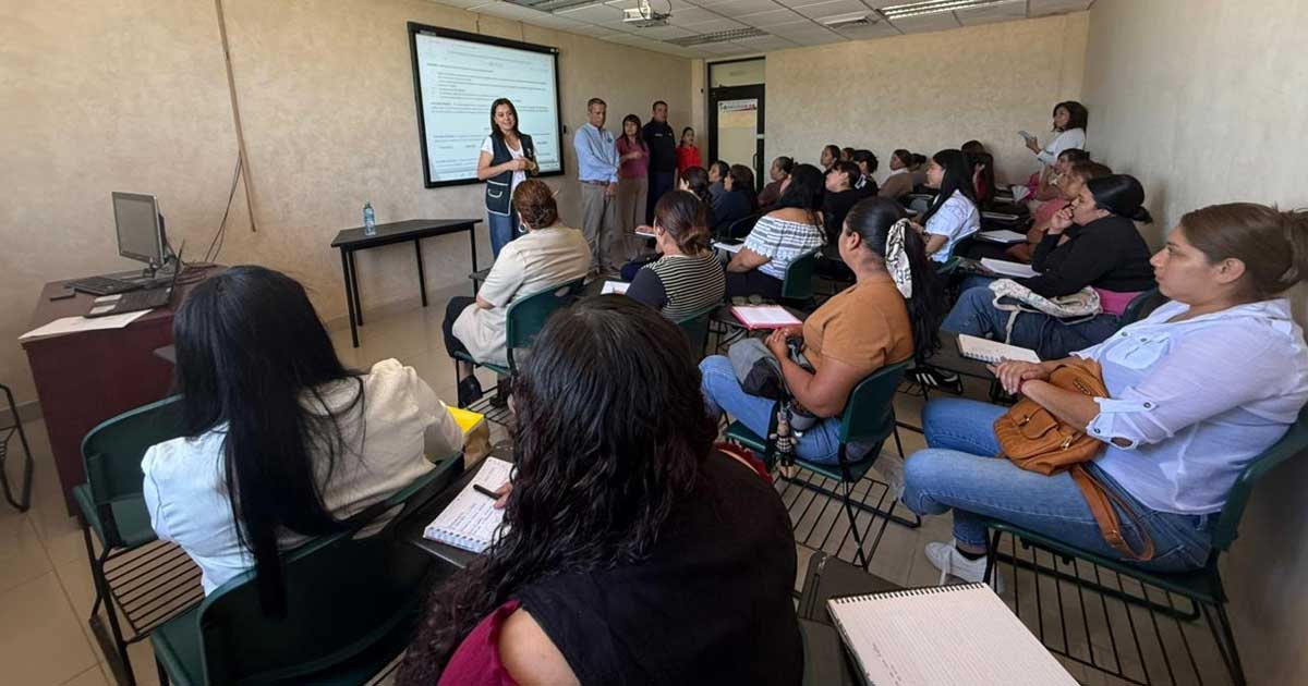 Mujeres becadas para la preparatoria abierta en Parras de la Fuente.