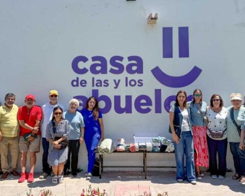 Integrantes de la Casa de las y los Abuelos en Parras, al exterior de las instalaciones con los donativos recibidos.