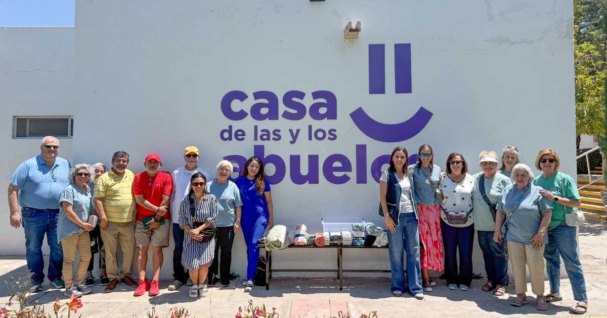 Integrantes de la Casa de las y los Abuelos en Parras, al exterior de las instalaciones con los donativos recibidos.