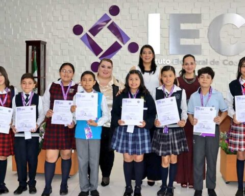 Integrantes del Consejo Electoral Infantil en el IEC.