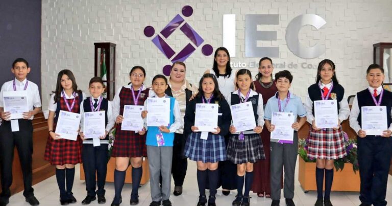 Integrantes del Consejo Electoral Infantil en el IEC.
