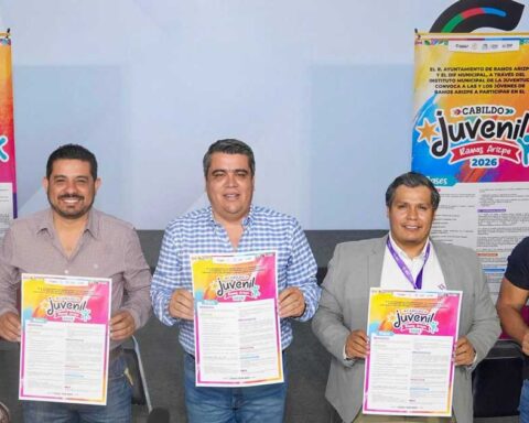 Funcionarios con la convocatoria al Cabildo Juvenil en Ramos Arizpe.