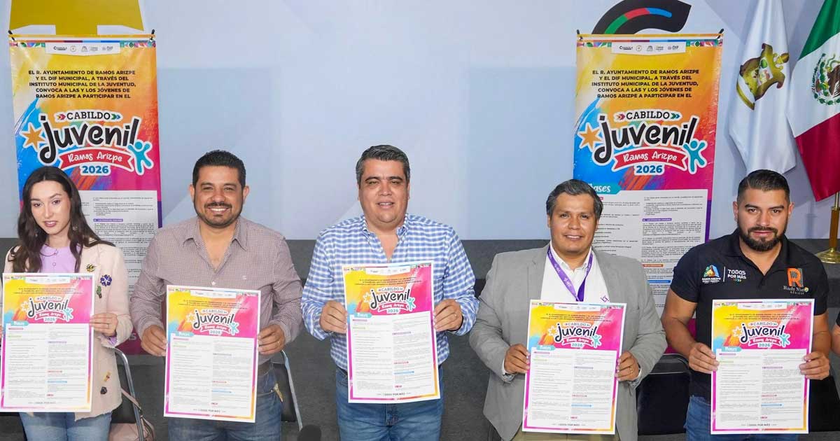 Funcionarios con la convocatoria al Cabildo Juvenil en Ramos Arizpe.