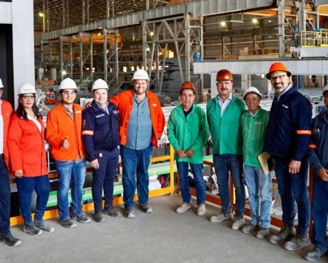 Trabajadores de la empresa De Acero en Ramos Arizpe.