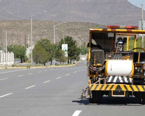 Una máquina aplicando la pintura para delimitar carriles en Saltillo.