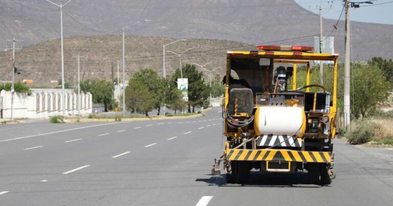 Una máquina aplicando la pintura para delimitar carriles en Saltillo.