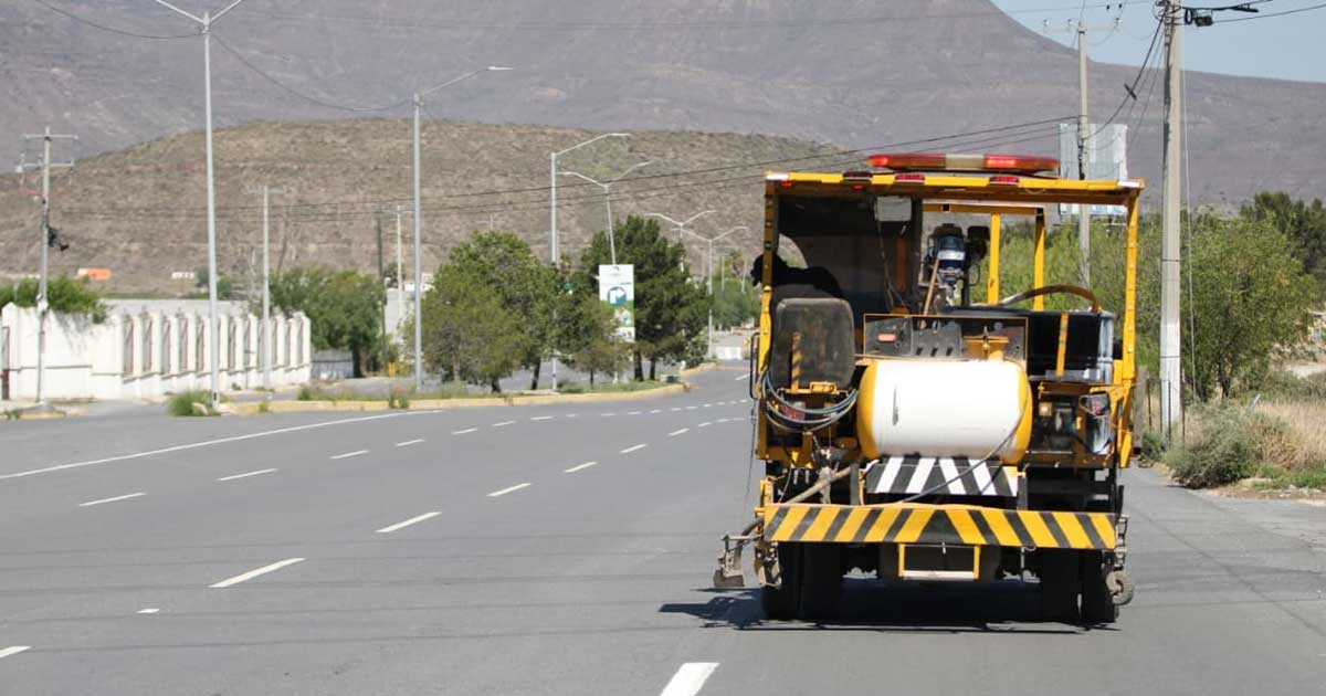 Una máquina aplicando la pintura para delimitar carriles en Saltillo.