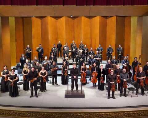 Camerata de Coahuila dando un concierto.