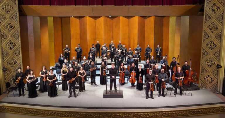 Camerata de Coahuila dando un concierto.