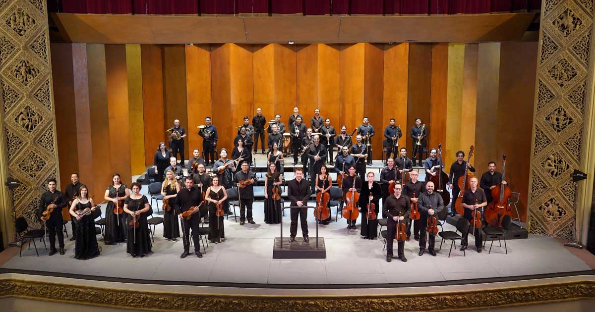 Camerata de Coahuila dando un concierto.