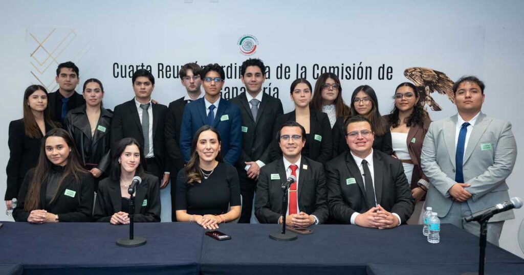Cecilia Guadiana con estudiantes de Derecho de la Ibero Torreón en el Senado.