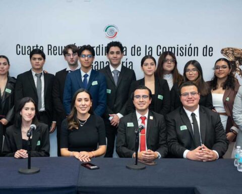 Cecilia Guadiana con estudiantes de Derecho de la Ibero Torreón en el Senado.