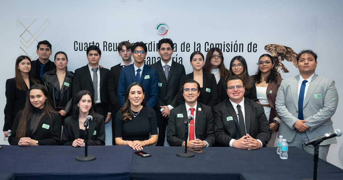 Cecilia Guadiana con estudiantes de Derecho de la Ibero Torreón en el Senado.