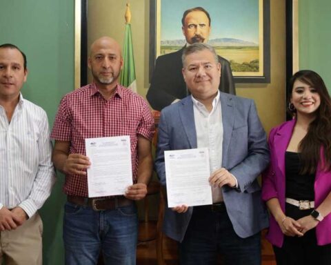 Firma de acuerdo en derechos humanos.