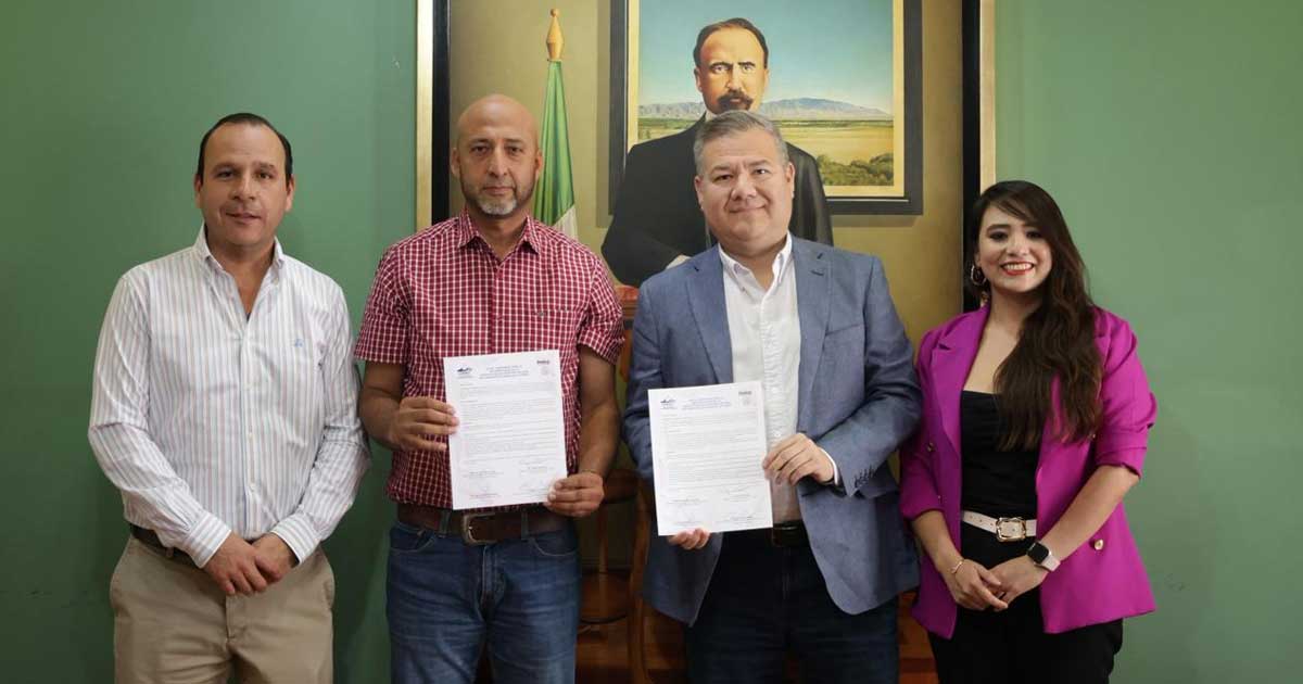 Firma de acuerdo en derechos humanos.