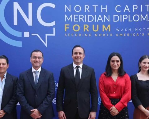 Manolo Jiménez, gobernador de Coahuila, de gira por Washington con otros funcionarios.