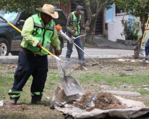 Trabajadores limpiando una plaza pública en Saltillo.