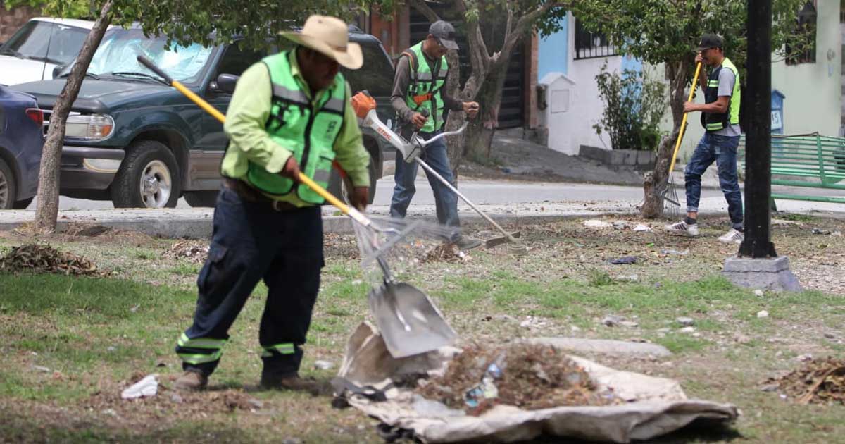 Trabajadores limpiando una plaza pública en Saltillo.