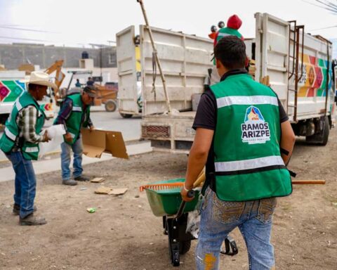 Trabajadores de Servicios Públicos realizando labores en Ramos Arizpe.
