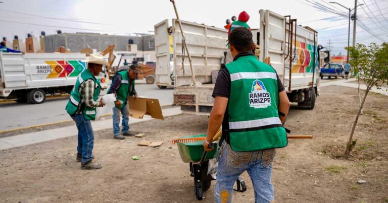 Trabajadores de Servicios Públicos realizando labores en Ramos Arizpe.