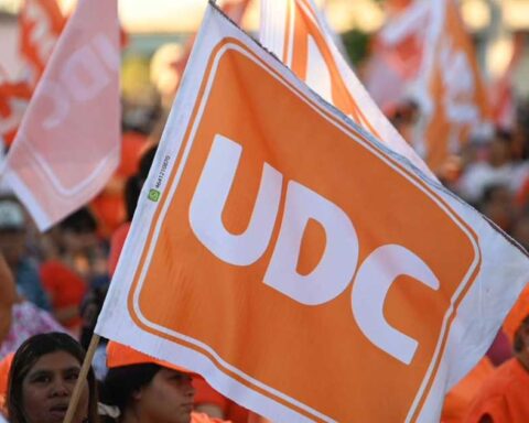 Bandera de UDC entre una multitud.