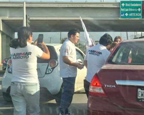 Equipo de Marimar Arroyo en medio de los automovislitas.