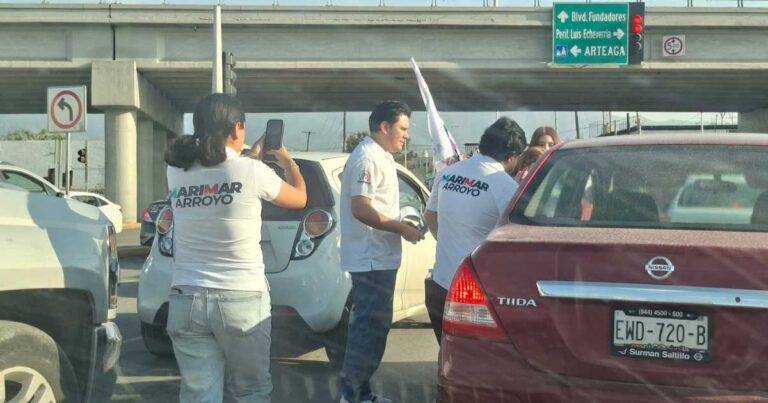 Equipo de Marimar Arroyo en medio de los automovislitas.