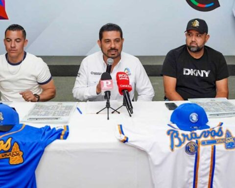 Rueda de prensa para presentar el nuevo equipo.