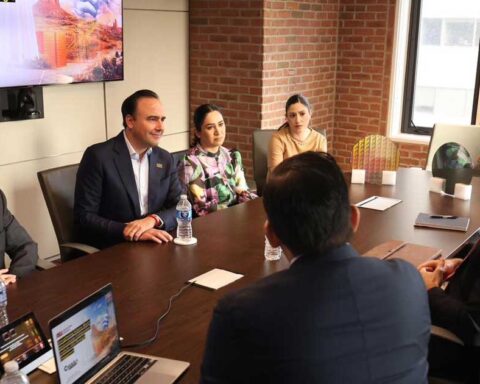 Elñ gobernador Manolo Jiménez y otros funcionarios firmando un acuerdo en Washington.