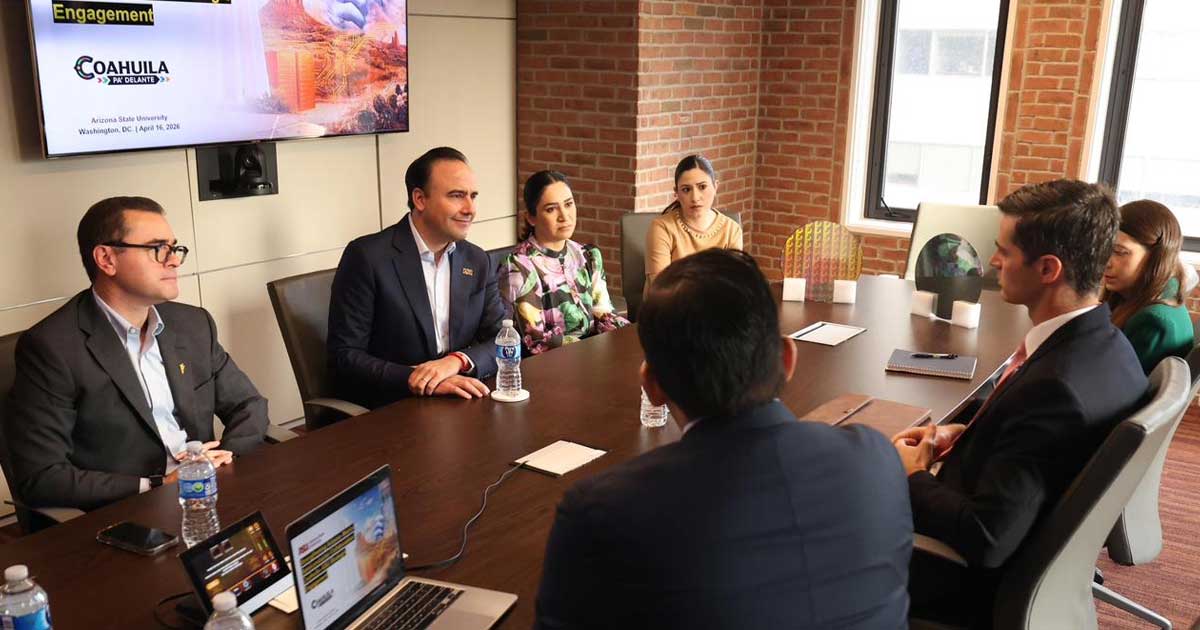 Elñ gobernador Manolo Jiménez y otros funcionarios firmando un acuerdo en Washington.