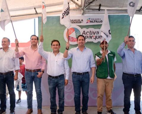 Funcionarios dando el banderazo de arranque de obra en Saltillo.