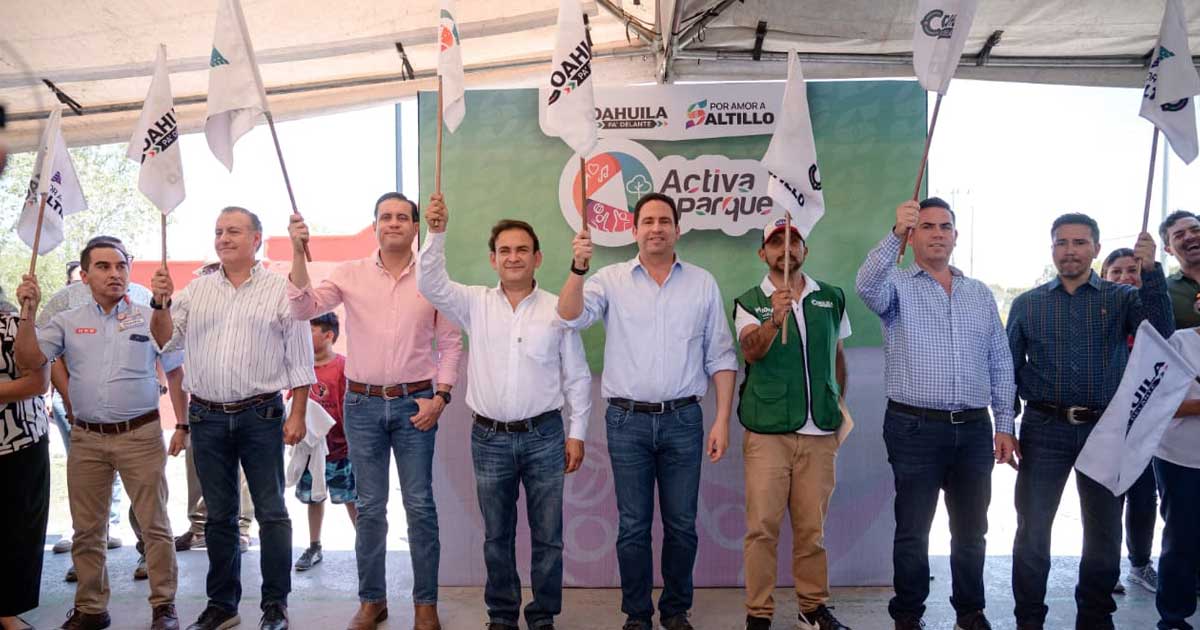 Funcionarios dando el banderazo de arranque de obra en Saltillo.
