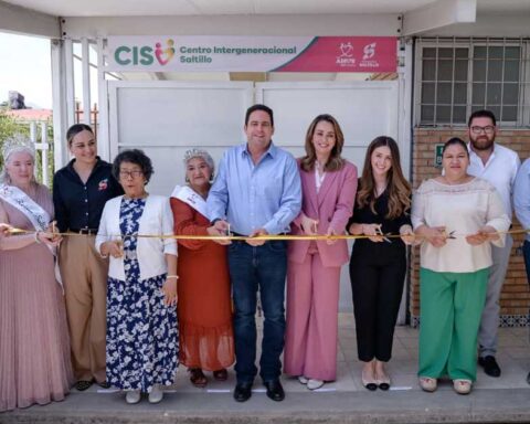 Funcionarios inaugurando el Centro Intergeneracional en Saltillo.