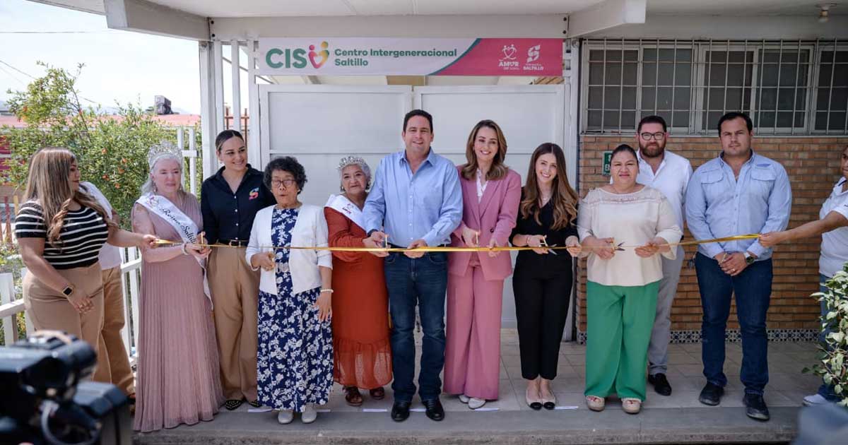 Funcionarios inaugurando el Centro Intergeneracional en Saltillo.