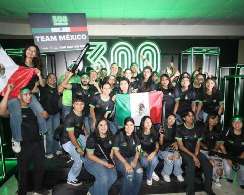 Jóvenes rodeando al gobernador Manolo Jiménez.
