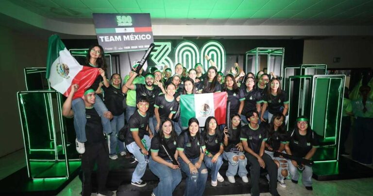 Jóvenes rodeando al gobernador Manolo Jiménez.