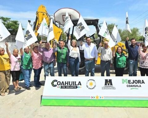 Alcalde, funcionarios y vecinos dando el banderazo de arranque de obra.