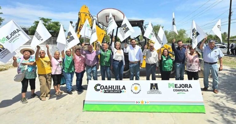 Alcalde, funcionarios y vecinos dando el banderazo de arranque de obra.