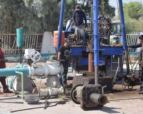 Trabajadores en un pozo en SIMAS Torreón.