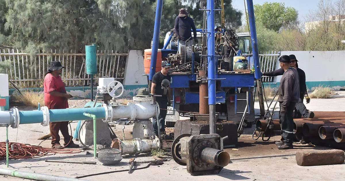 Trabajadores en un pozo en SIMAS Torreón.