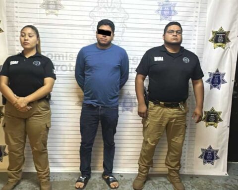 El hombre detenido en medio de elementos de la Comisaría de Saltillo.