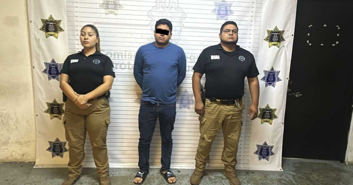 El hombre detenido en medio de elementos de la Comisaría de Saltillo.