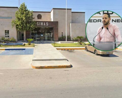 En vista panorámica, la fachada exterior de SIMAS Piedras Negras; en un círculo, el alcalde Jacobo Rodríguez.