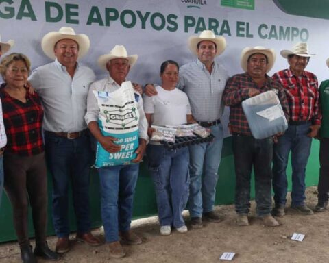 Habitantes de un ejido de Saltillo recibiendo apoyos del alcalde Javier Díaz.