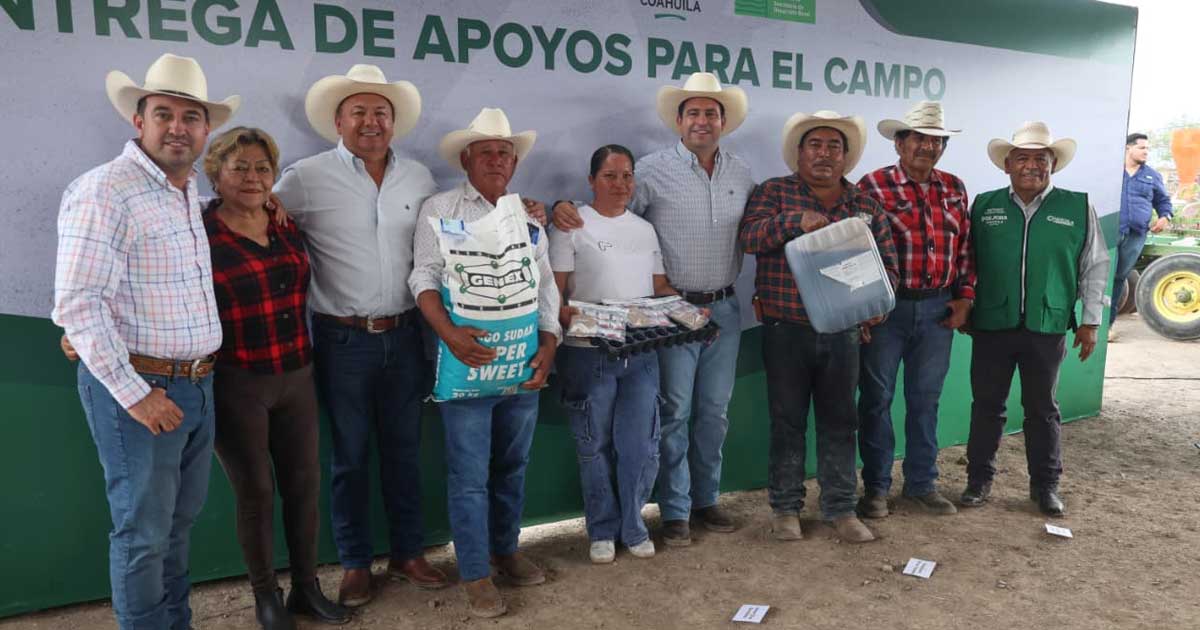 Habitantes de un ejido de Saltillo recibiendo apoyos del alcalde Javier Díaz.