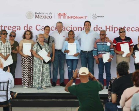 Ciudadanos recibiendo sus escrituras del Infonavit en Saltillo.