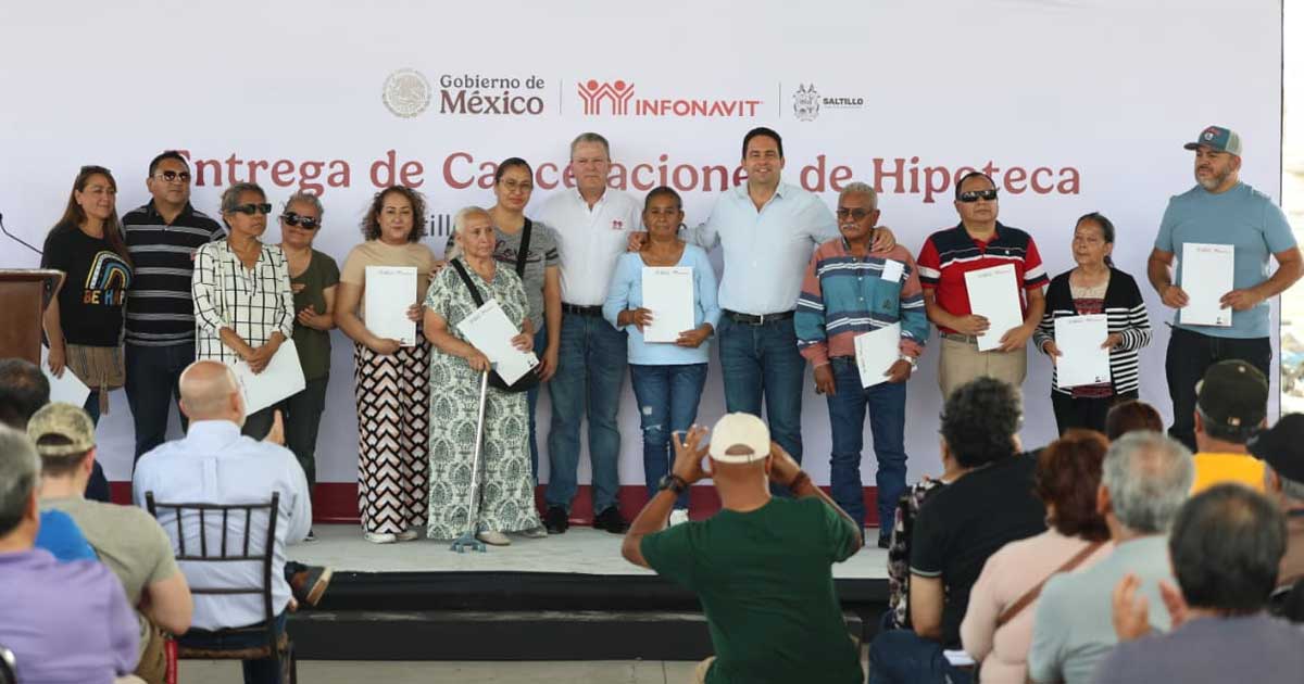 Ciudadanos recibiendo sus escrituras del Infonavit en Saltillo.