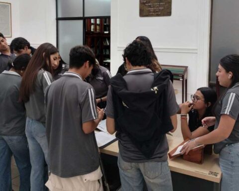 Estudiantes de la UANE en el Archivo Municipal de Torreón.