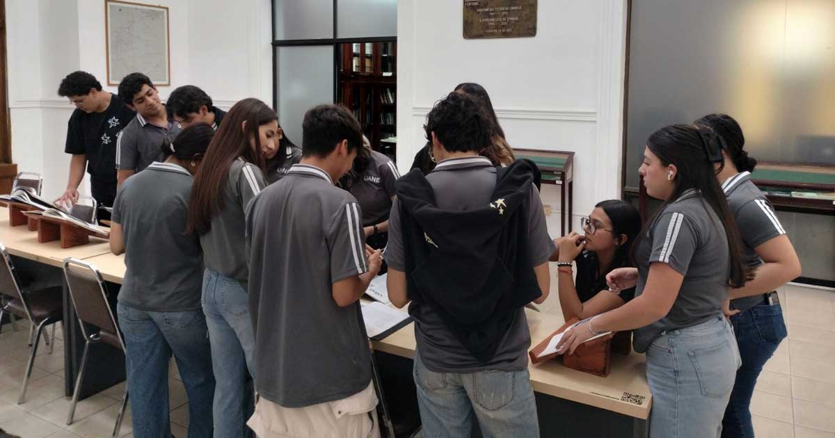 Estudiantes de la UANE en el Archivo Municipal de Torreón.